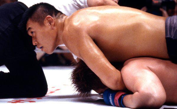 Naoya Ogawa locks in a rear naked choke against Masaaki Satake at PRIDE 11. 