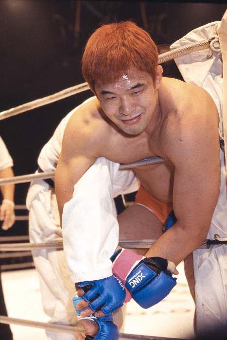 Kazushi Sakuraba smiles as he attempts an armlock against Royce Gracie at 
PRIDE Grand Prix 2000 - Finals.