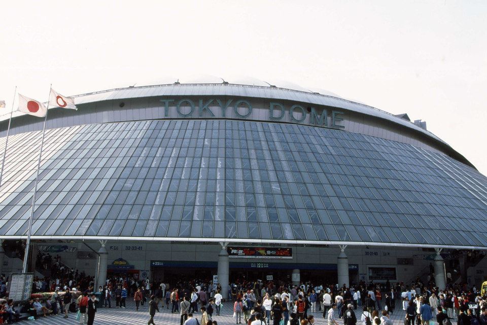 Crowds line up at the Tokyo Dome before the PRIDE Grand Prix 2000 Final.
